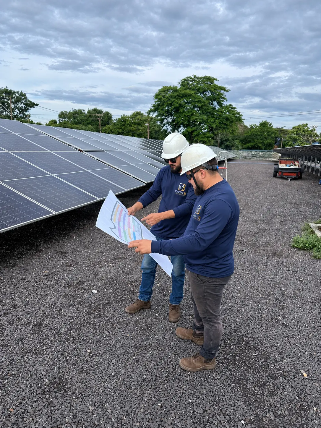 Equipe Casa B analisando projeto técnico em usina fotovoltaica